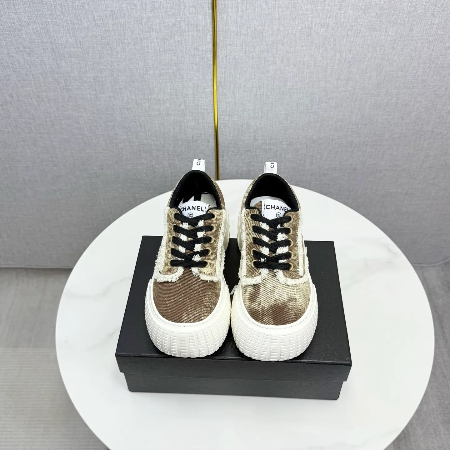 💕💕Factory direct selling price p640💕💕 Chanel Panda Shoes! 2025 counter's top casual sports shoes, this classic design; the upper is in the style of electric embroidery with various techniques; the outsole is fashionable and sporty; the unusual inclusion of a variety of color matching elements... The diversified mix and match is very good-looking and versatile, and can be used for leisure, fashion, sports, and outdoor... ꫛꫀꪝ Go➫ Materials: ❶Upper made of: original imported first-layer silk cowhide + original version waterproof cloth + original first-layer cowhide ❷Inner lining: Original Yangli+wang ❸ Outsole based on: Original TPU combination outsole Counter boutique packaging complete set for women 35–41